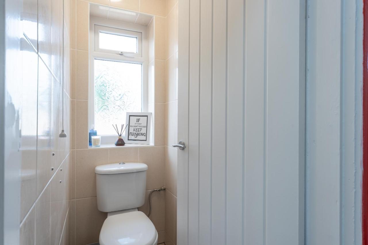 Aseda 4 Bedroom Private Parking, Game Zone -Pool Table, Garden Home Kingston upon Hull Bagian luar foto